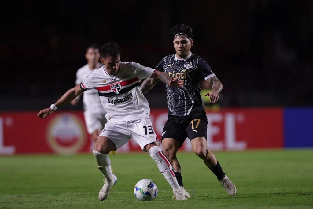 SP – SAO PAULO – 14/05/2025 – COPA LIBERTADORES 2025, SAO PAULO X LIBERTAD – Ruan jogador do Sao Paulo disputa lance com Matias Espinoza jogador do Libertad durante partida no estadio Morumbi pelo campeonato Copa Libertadores 2025. Foto: Ettore Chiereguini/AGIF