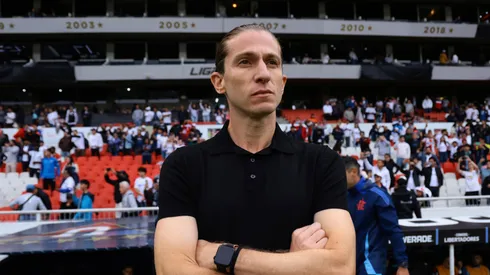 Filipe Luis, técnico do Flamengo, observa antes da partida do Grupo C da Copa CONMEBOL Libertadores 2025 entre LDU Quito e Flamengo no Estádio Rodrigo Paz Delgado em 22 de abril de 2025 em Quito, Equador. (Foto de Franklin Jacome/Getty Images)