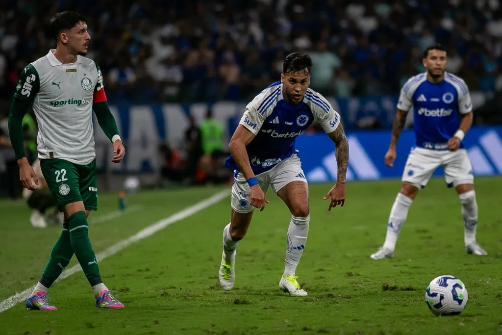 MG – BELO HORIZONTE – 01/06/2025 – BRASILEIRO A 2025, CRUZEIRO X PALMEIRAS – Kaio Jorge jogador do Cruzeiro durante partida contra o Palmeiras no estadio Mineirao pelo campeonato Brasileiro A 2025. Foto: Fernando Moreno/AGIF