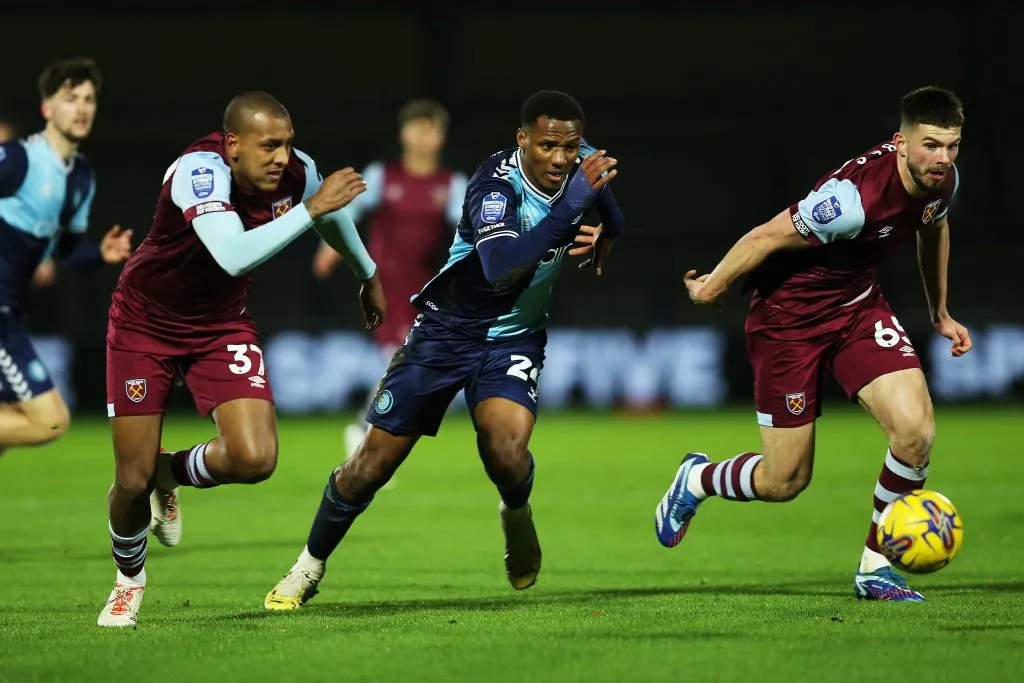 Luizão em ação pela equipe sub-21 do West Ham. (Foto: Cameron Howard/Getty Images)