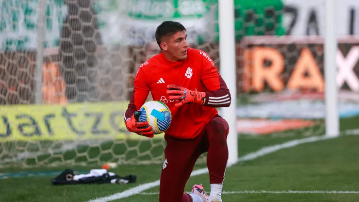 Rochet jogador do Internacional durante aquecimento antes da partida contra o Juventude no estadio Alfredo Jaconi pelo campeonato Brasileiro A 2024.