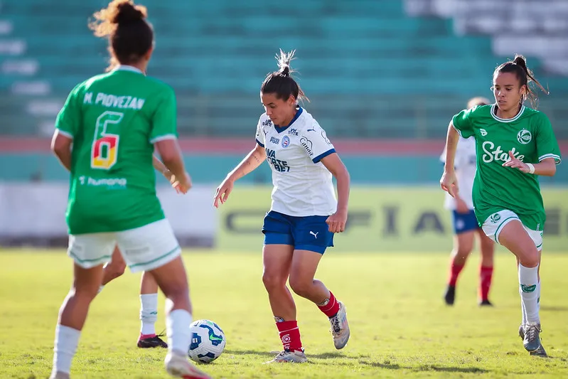 Jogadoras de Bahia e Juventude brigam pela bola (Reprodução/Letícia Martins/EC Bahia)