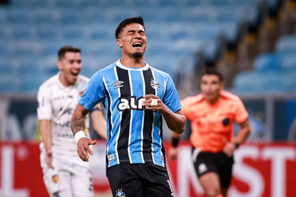 Matias Arezo, jogador do Grêmio, durante partida contra o Sportivo Luqueno na Arena do Gremio pela Copa Sul-americana 2025. Foto: Maxi Franzoi/AGIF