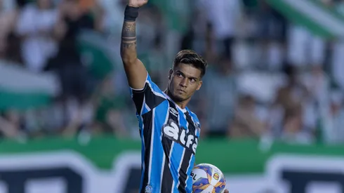 Arezo, jogador do Grêmio. Maxi Franzoi/AGIF