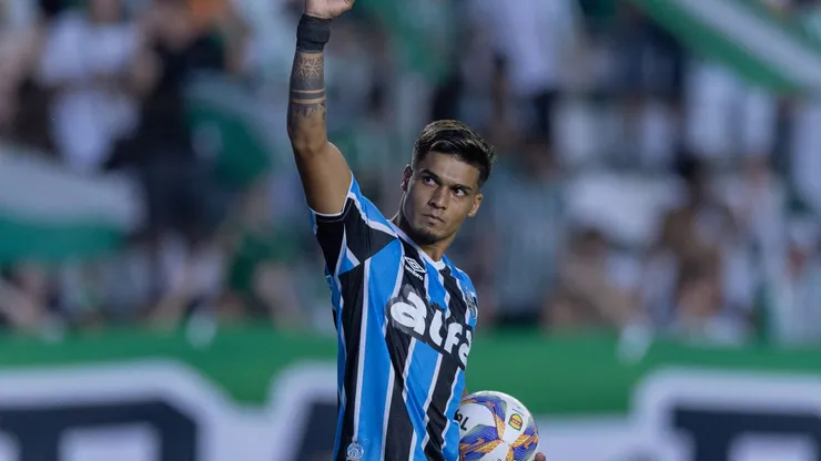 Arezo, jogador do Grêmio. Maxi Franzoi/AGIF