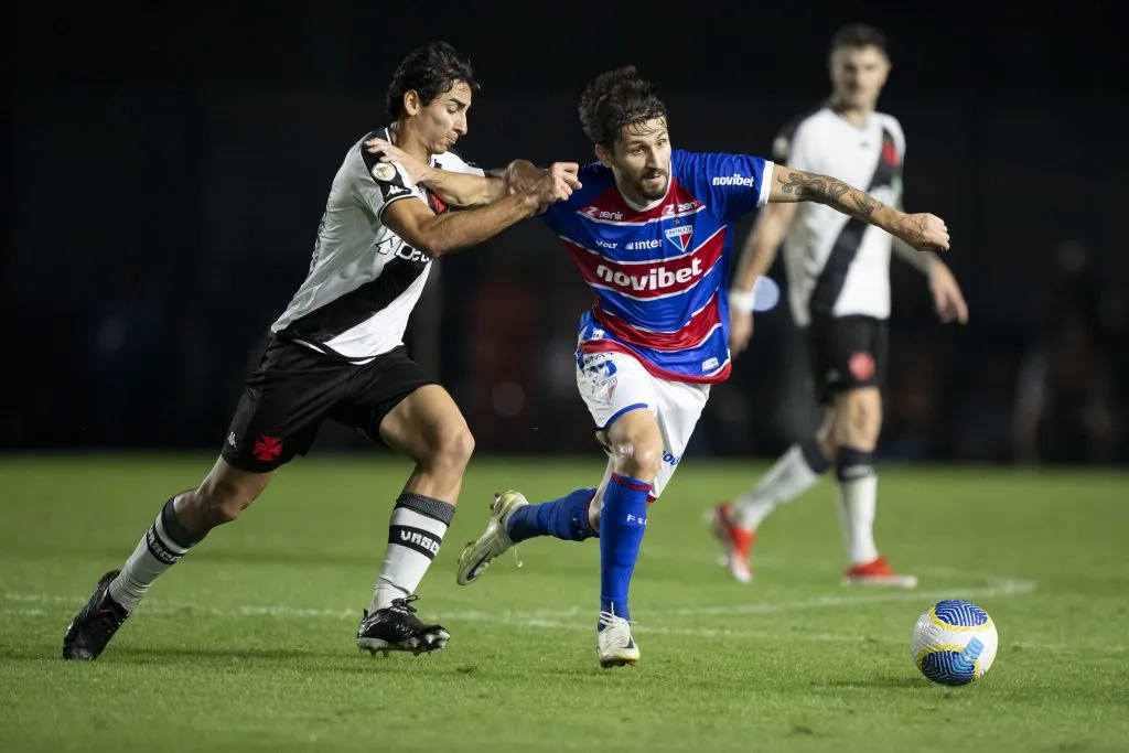 JP jogador do Vasco disputa lance com Pedro Augusto jogador do Fortaleza durante partida pelo campeonato Brasileiro A 2024. Foto: Jorge Rodrigues/AGIF
