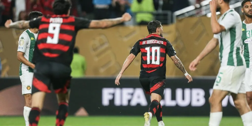 Arrascaeta comemorando seu gol pelo Flamengo diante do Espérance no Mundial