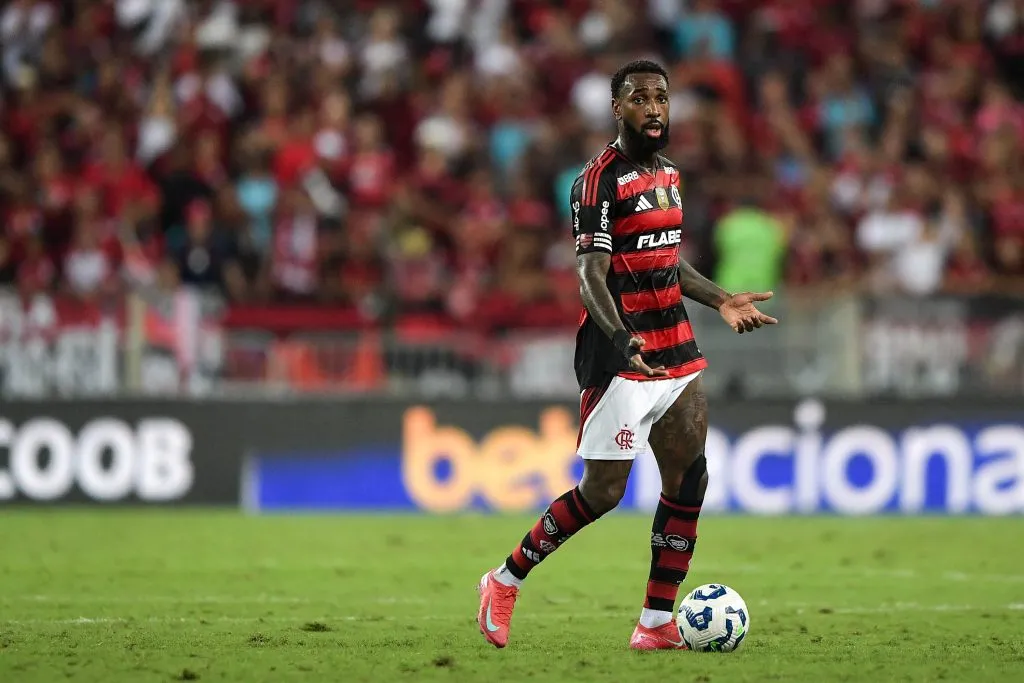 Gerson durante partida contra o Fortaleza no Campeonato Brasileiro de 2025. Foto: Thiago Ribeiro/AGIF