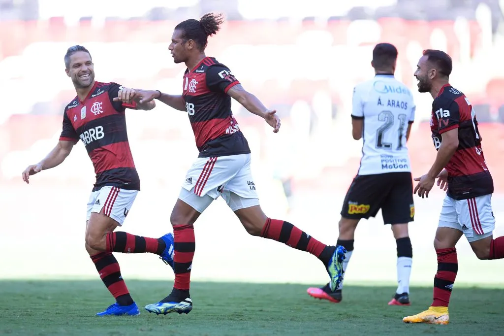 RJ – Rio de Janeiro – 14/02/2021 – BRASILEIRO A 2020, FLAMENGO X CORITNHIANS – William Arao jogador do Flamengo comemora seu gol com Diego jogador da sua equipe durante partida contra o Corinthians no estadio Maracana pelo campeonato Brasileiro A 2020. Foto: Fernando Soutello/AGIF