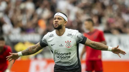 Memphis Depay jogador do Corinthians comemora seu gol durante partida contra o Sport no estadio Arena Corinthians pelo campeonato Brasileiro A 2025.