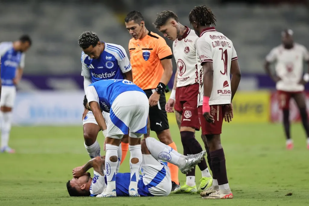 MG – BELO HORIZONTE – 09/04/2025 – COPA SUL-AMERICANA 2025, CRUZEIRO X MUSHUC RUNA – Matheus Henrique jogador do Cruzeiro se lesiona durante partida contra o Mushuc Runa no estadio Mineirao pelo campeonato Copa Sul-americana 2025. Foto: Gilson Lobo/AGIF
