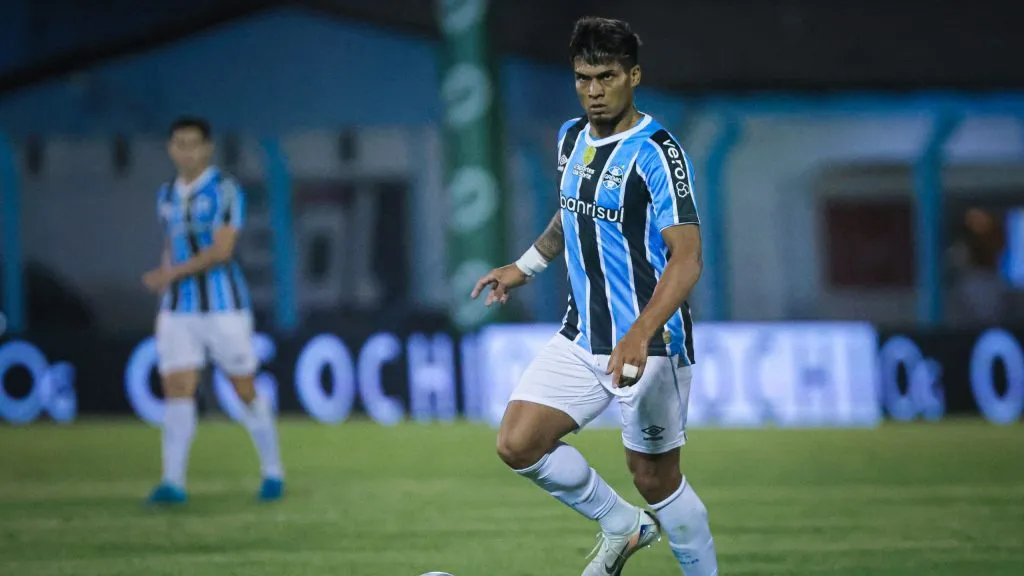 Matias Arezo em duelo do Grêmio. Foto: Maxi Franzoi/AGIF