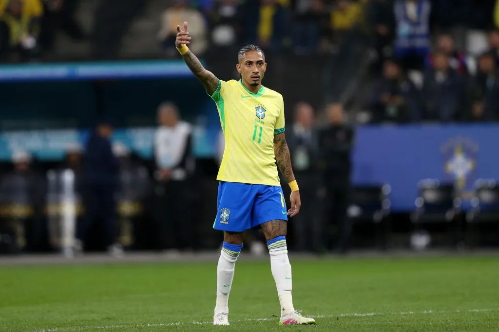 Raphinha durante partida contra o Paraguai nas Eliminatórias da Copa do Mundo de 2026. Foto: Marlon Costa/AGIF