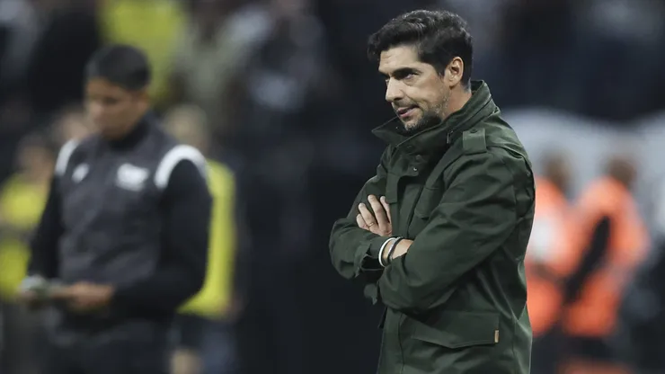 SAO PAULO, BRAZIL - NOVEMBER 04: Abel Ferreira head coach of Palmeiras looks on during a Brasileirao 2024 match between Corinthians and Palmeiras at Neo Quimica Arena on November 04, 2024 in Sao Paulo, Brazil. (Photo by Alexandre Schneider/Getty Images)
