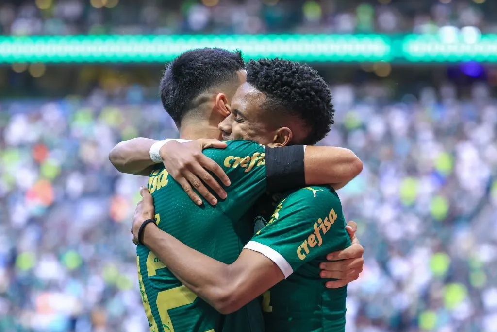 SP – SAO PAULO – 26/10/2024 – BRASILEIRO A 2024, PALMEIRAS X FORTALEZA – Estevao jogador do Palmeiras comemora seu gol com Flaco Lopez jogador da sua equipe durante partida contra o Fortaleza no estadio Arena Allianz Parque pelo campeonato Brasileiro A 2024. Foto: Marcello Zambrana/AGIF
