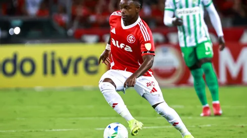 RS – PORTO ALEGRE – 10/04/2025 – COPA LIBERTADORES 2025, INTERNACIONAL X ATLETICO NACIONAL – Johan Carbonero jogador do Internacional durante partida contra o Atletico Nacional no estadio Beira-Rio pelo campeonato Copa Libertadores 2025. Foto: Maxi Franzoi/AGIF