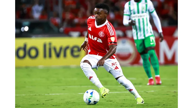 RS - PORTO ALEGRE - 10/04/2025 - COPA LIBERTADORES 2025, INTERNACIONAL X ATLETICO NACIONAL - Johan Carbonero jogador do Internacional durante partida contra o Atletico Nacional no estadio Beira-Rio pelo campeonato Copa Libertadores 2025. Foto: Maxi Franzoi/AGIF