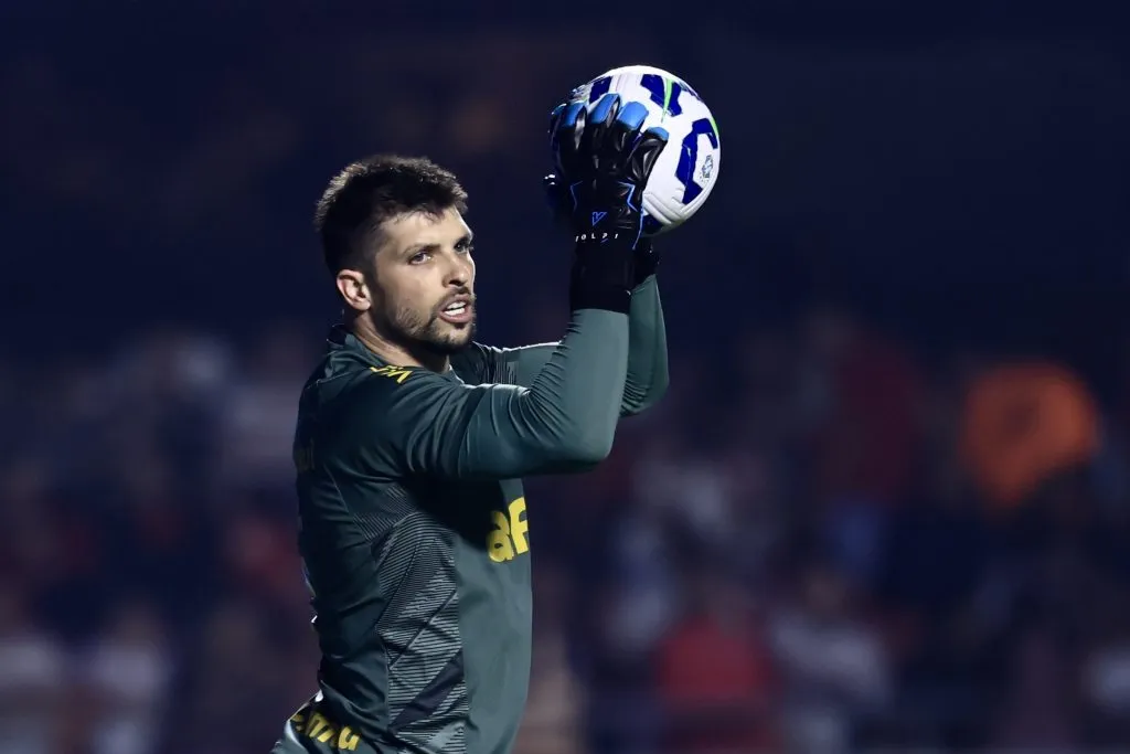 Tiago Volpi, goleiro do Grêmio, durante partida contra o São Paulo, pelo Brasileirão 2025. Foto: Marcello Zambrana/AGIF