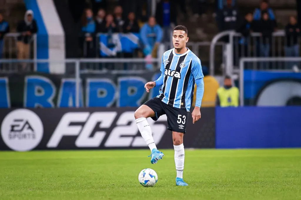 Gustavo Martins jogador do Grêmio durante partida contra o Sportivo Luqueno – Foto: Maxi Franzoi/AGIF
