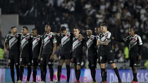 Jogadores do Vasco em duelo contra o Operário pela Copa do Brasil