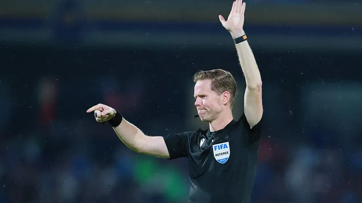 Árbitro Drew Fischer. (Photo by Manuel Velasquez/Getty Images)