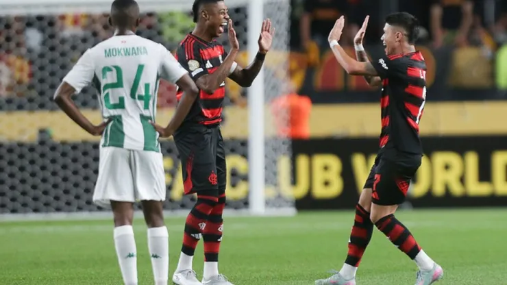 Luiz Araújo comemorando gol com BH pelo Flamengo. Foto: Gilvan de Souza/Flamengo