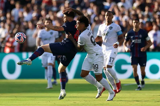 Beraldo e Igor Jesus disputando a bola em PSG x Botafogo –  (Photo by Sean M. Haffey – FIFA/FIFA via Getty Images)