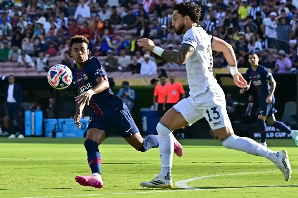 Alex Telles – PSG x Botafogo – Copa do Mundo de Clubes — Foto: Frederic J. Brown / AFP