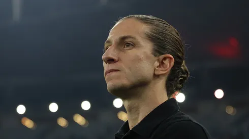 O técnico Filipe Luis, do Flamengo, observa antes da partida entre Flamengo e Bahia, válida pelo Brasileirão 2025, no Estádio do Maracanã, em 10 de maio de 2025, no Rio de Janeiro, Brasil. (Foto de Wagner Meier/Getty Images)