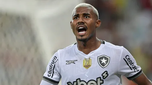 Cuiabano jogador do Botafogo durante partida contra o Flamengo no estadio Maracana pelo campeonato Brasileiro A 2025.