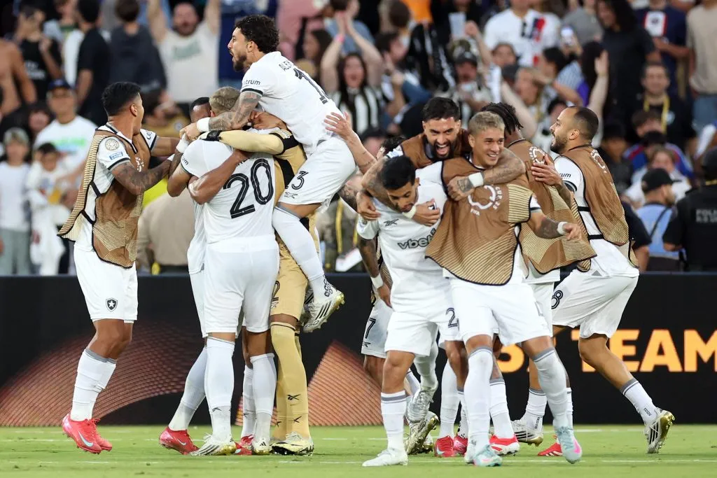 Foto: Vitor Silva/Botafogo – Jogadores do Botafogo comemorando vitória contra o PSG.