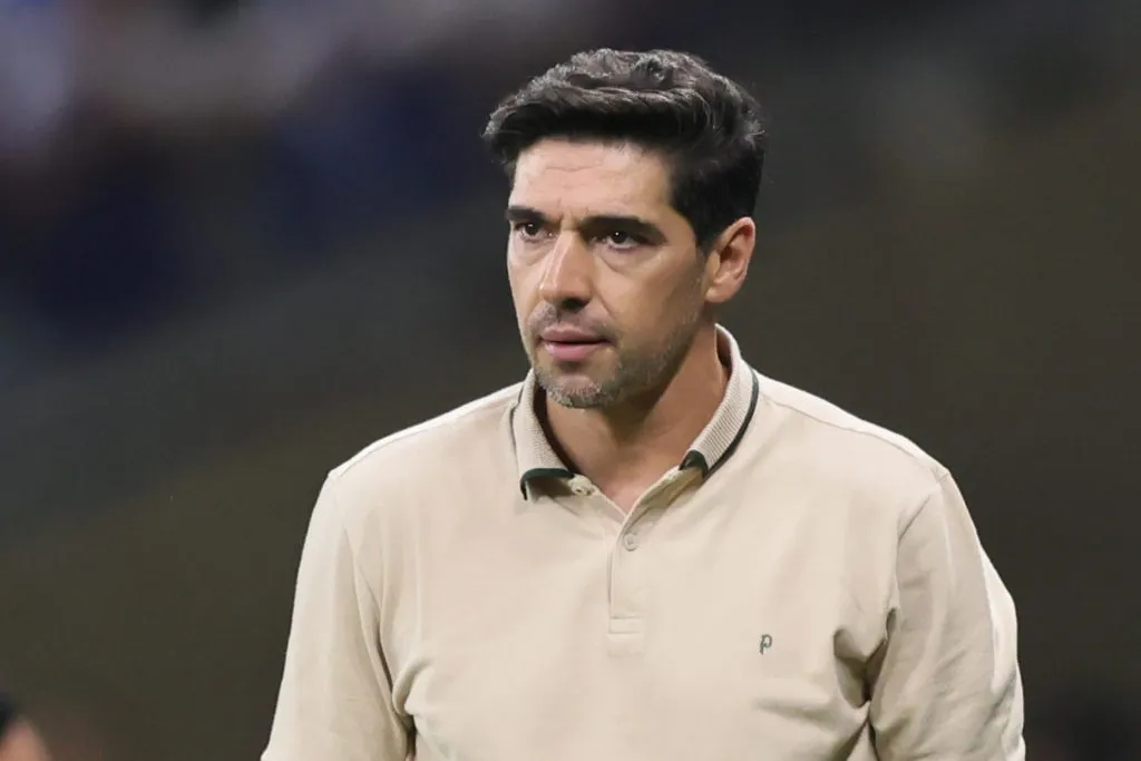 MG – BELO HORIZONTE – 01/06/2025 – BRASILEIRO A 2025, CRUZEIRO X PALMEIRAS – Abel Ferreira tecnico do Palmeiras durante partida contra o Cruzeiro no estadio Mineirao pelo campeonato Brasileiro A 2025. Foto: Gilson Lobo/AGIF