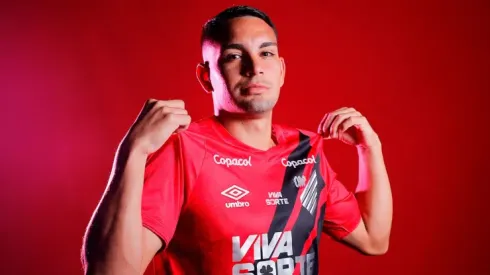 Peralta não deve permanecer no Athletico Contratado por empréstimo pelo Athletico-PR junto ao Cruzeiro no início desta temporada, o meio-campista Fabrizio Peralta pode retornar ao time mineiro. Segundo informações da Itatiaia, o Furacão não quer manter o atleta, já que ele não vingou. Peralta completa 110 dias no Athletico-PR e, até hoje, não entrou em campo. Em todos os jogos foi relacionado, mas em nenhum deles ele de fato jogou e, com isso, há grandes chances de ele não permanecer. Em todo esse período, o volante não conseguiu convencer os técnicos Maurício Barbieri, o interino João Correia e, por fim, o atual Odair Hellmann. Além de viver esse momento abaixo, ele também enfrentou problemas físicos. PUBLICIDADE Diretoria do Athletico não quer mais o jogador Em informação trazida pelo portal Trétis, a diretoria do Athletico-PR quer fazer algumas reformulações no time. Como Fabrizio Peralta não vem sendo utilizado, ele deverá, de fato, sair. Neste momento, a alta cúpula do Furacão entende que há prioridades maiores no time, que está em busca do acesso à Série A. Inclusive, no mercado, o time busca novos meio-campistas. SP – BRAGANCA PAULISTA – 01/12/2024 – BRASILEIRO A 2024, BRAGANTINO X CRUZEIRO -Fabrizio Peralta, jogador do Cruzeiro durante aquecimento antes da partida contra o Bragantino no estadio Nabi Abi Chedid pelo campeonato Brasileiro A 2024. Foto: Joisel Amaral/AGIF SP – BRAGANCA PAULISTA – 01/12/2024 – BRASILEIRO A 2024, BRAGANTINO X CRUZEIRO -Fabrizio Peralta, jogador do Cruzeiro durante aquecimento antes da partida contra o Bragantino no estadio Nabi Abi Chedid pelo campeonato Brasileiro A 2024. Foto: Joisel Amaral/AGIF PUBLICIDADE O Furacão tentou a contratação de Lucas Sasha, volante do Fortaleza. No entanto, o Leão não aceitou as tratativas e deve encaminhar a renovação com o jogador, que tem contrato válido até o meio deste ano. Petraglia faz proposta de R$27,4 milhões a Kevin Viveros para reforçar o Athlético-PR Veja também Petraglia faz proposta de R$27,4 milhões a Kevin Viveros para reforçar o Athlético-PR A diretoria do Athletico-PR procurou diretamente o jogador em um primeiro momento e depois fez contato com a diretoria do Fortaleza, segundo o GE. A intenção da liberação imediata era contar com ele a partir da abertura da janela, que ocorre agora no meio do ano, mais precisamente dia 10 de julho. Confira nossas últimas notícias no Google News Siga-nos LEIA TAMBÉM Torcidômetro: participe e concorra a camisas do seu time toda semana Apostas Torcidômetro: participe e concorra a camisas do seu time toda semana Messi afirma que o Palmeiras é uma das maiores equipes do mundo Palmeiras Messi afirma que o Palmeiras é uma das maiores equipes do mundo Grêmio toma decisão final sobre saída de Gustavo Martins Grêmio Grêmio toma decisão final sobre saída de Gustavo Martins Jornalista fala sobre Romarinho no Corinthians Mercado da Bola Jornalista fala sobre Romarinho no Corinthians PUBLICIDADE TOP ANTENADOS NO FUTEBOL 1Corinthians aceita vender Rodrigo Garro se receber proposta irrecusável Corinthians Corinthians aceita vender Rodrigo Garro se receber proposta irrecusável 2Crespo pede lista de reforços no São Paulo na próxima janela Mercado da bola Crespo pede lista de reforços no São Paulo na próxima janela 3Grêmio tem concorrência do exterior pelo volante Caíque Especulações de Mercado Grêmio tem concorrência do exterior pelo volante Caíque 4Inteligência artificial crava vitória do Flamengo sobre o Chelsea Flamengo Inteligência artificial crava vitória do Flamengo sobre o Chelsea 5Troca de Michael por Garro é aprovada pela Nação Flamengo Troca de Michael por Garro é aprovada pela Nação PUBLICIDADE side bar news block icon APOSTAS 1Código promocional LeoVegas: Até R$5 mil (2025) Código bônus Código promocional LeoVegas: Até R$5 mil (2025) 2Esportiva Bet Brasil: guia completo, com dicas sobre a casa de apostas Apostas Esportiva Bet Brasil: guia completo, com dicas sobre a casa de apostas 3Cassino da HanzBet: guia de apostas da plataforma Apostas Cassino da HanzBet: guia de apostas da plataforma 4Cassino da BateuBet: guia completo da casa de apostas Apostas Cassino da BateuBet: guia completo da casa de apostas 5BetWarrior(2025): Receba até R$300 em apostas Código bônus BetWarrior(2025): Receba até R$300 em apostas Receba as últimas novidades em sua caixa de e-mail O registro implica a aceitação do Termos e Condições Digite seu e-mail footer logo SOBRE NÓS|STAFF|CONTATO|APOSTAS Termos e CondiçõesPrivacidadePolítica EditorialAd ChoicesConsent Choices fsn logo Antenados no Futebol, tal como a Futbol Sites, é uma empresa pertencente à Better Collective. Todos os direitos reservados. +18 | Jogue com responsabilidade | Aplicam-se os Termos e Condições | Conteúdo Comercial Better Collective Logo Utilizamos cookies que melhoram a sua experiência em nosso site. Todos seguem as regras da nossa Politica de Privacidade. Continuar e Fechar