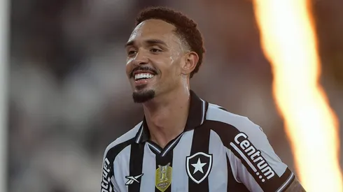 Vitinho durante confronto contra o Ceará no Brasileirão 2025.