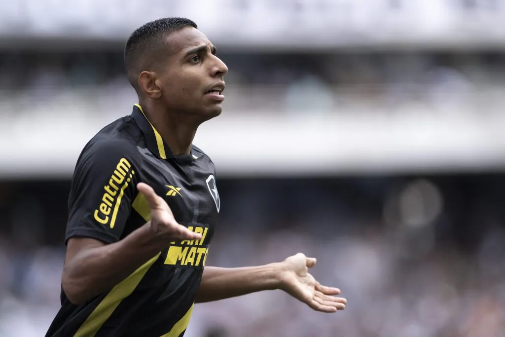 RJ – RIO DE JANEIRO – 18/02/2024 – CARIOCA 2024, BOTAFOGO X VASCO – Victor Sa jogador do Botafogo comemora seu gol anulado durante partida contra o Vasco no estadio Engenhao pelo campeonato Carioca 2024. Foto: Jorge Rodrigues/AGIF