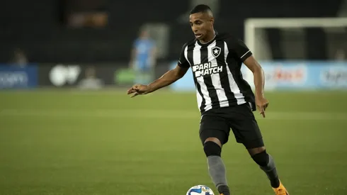 Victor Sa jogador do Botafogo durante partida contra o LDU no estadio Engenhao pelo campeonato Copa Sul-Americana 2023.