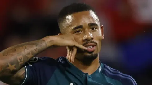 Gabriel Jesus retorna ao CT do Palmeiras, durante férias na Europa