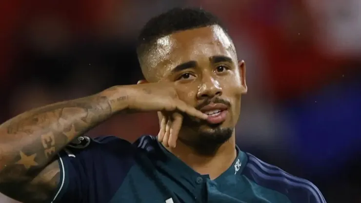Gabriel Jesus retorna ao CT do Palmeiras, durante férias na Europa