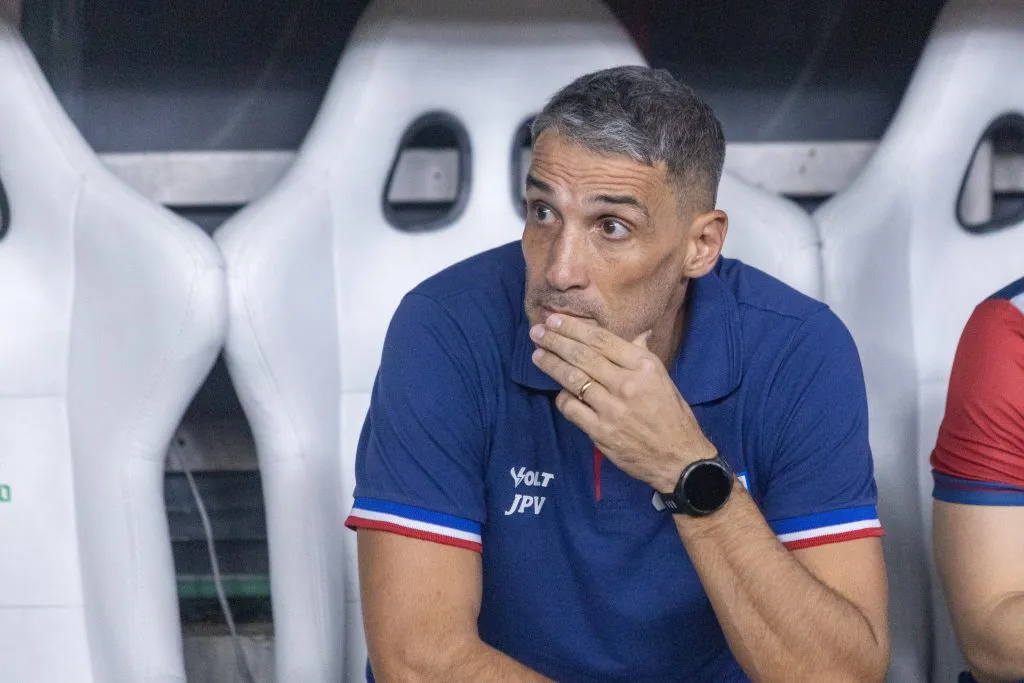 Vojvoda tecnico do Fortaleza durante partida contra o Santos no estadio Arena Castelao pelo campeonato Brasileiro A 2025. Foto: Lucas Emanuel/AGIF