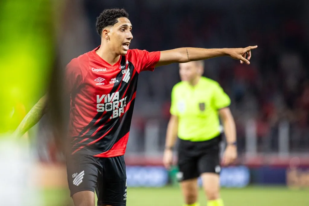 PR – CURITIBA – 10/04/2025 – BRASILEIRO B 2025, ATHLETICO-PR X CRICIUMA – Felipinho jogador do Athletico-PR durante partida contra o Criciuma no estadio Arena da Baixada pelo campeonato Brasileiro B 2025. Foto: Luis Garcia/AGIF