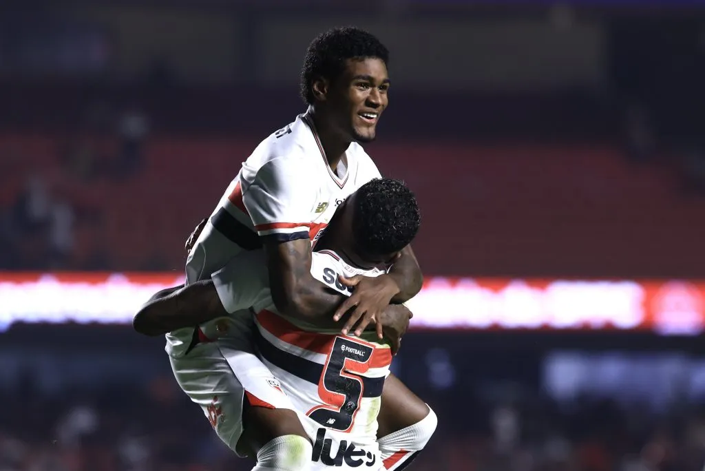 SP – SAO PAULO – 17/05/2025 – BRASILEIRO A 2025, SAO PAULO X GREMIO – Arboleda jogador do Sao Paulo comemora seu gol com Lucas Ferreira jogador da sua equipe durante partida contra o Gremio no estadio Morumbi pelo campeonato Brasileiro A 2025. Foto: Marcello Zambrana/AGIF
