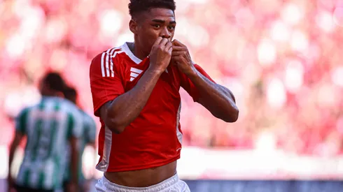 Victor Gabriel durante confronto contra o Juventude no Brasileirão 2025.