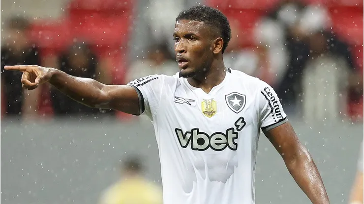 Foto: Vitor Silva/Botafogo - Elias Manoel durante confronto contra o Capital-DF na Copa do Brasil 2025.
