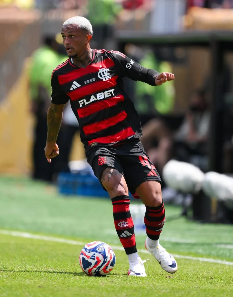 PHILADELPHIA, PENNSYLVANIA – JUNE 20: Wesley of CR Flamengo runs with the ball during the FIFA Club World Cup 2025 group D match between CR Flamengo and Chelsea FC at Lincoln Financial Field on June 20, 2025 in Philadelphia, Pennsylvania. (Photo by David Ramos/Getty Images)