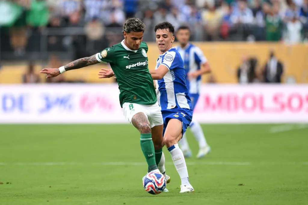 EAST RUTHERFORD, NEW JERSEY – JUNE 15: Richard Rios #8 of Palmeiras dribbles under pressure from Gabri Veiga #17 of FC Porto during the FIFA Club World Cup 2025 group A match between SE Palmeiras and FC Porto at MetLife Stadium on June 15, 2025 in East Rutherford, New Jersey. (Photo by David Ramos/Getty Images)