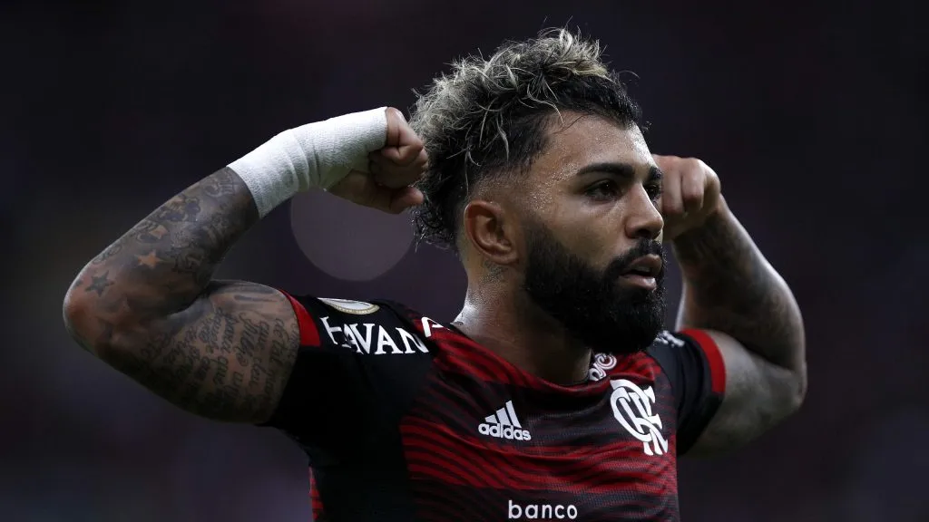 Gabigol comemorando gol pelo Flamengo, em 2022. (Photo by Buda Mendes/Getty Images)