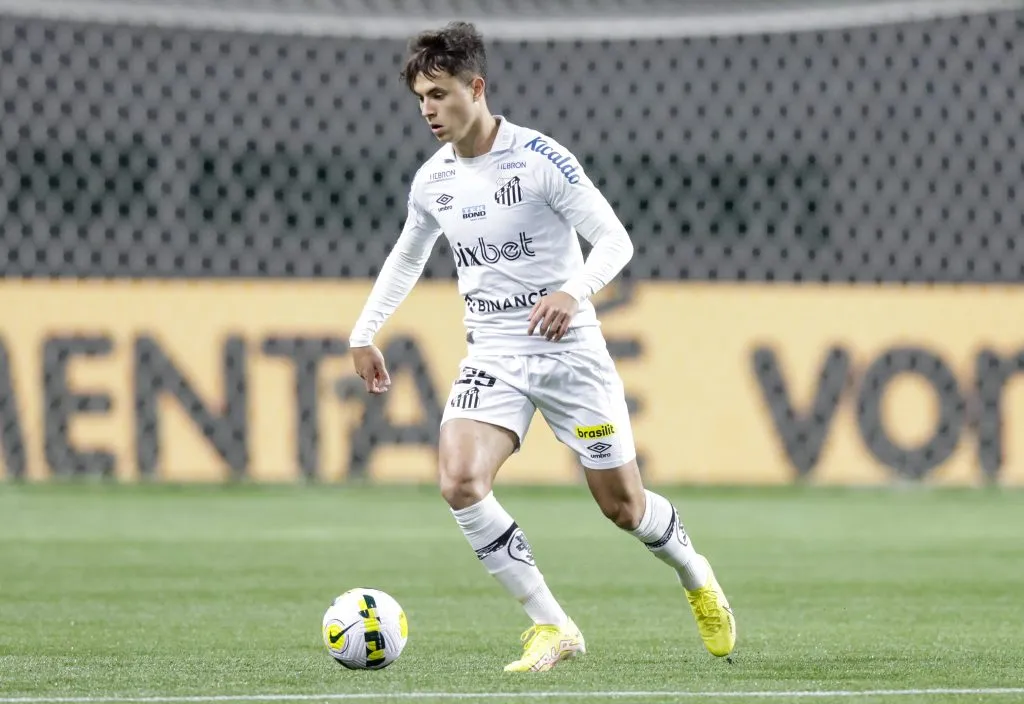 Vinícius Zanocelo em ação pelo Santos, no Brasileirão de 2022. (Foto: Alexandre Schneider/Getty Images)