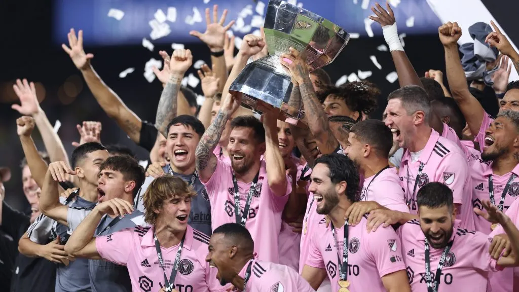 Inter Miami levantando troféu da temporada regular da MLS. (Photo by Tim Nwachukwu/Getty Images)