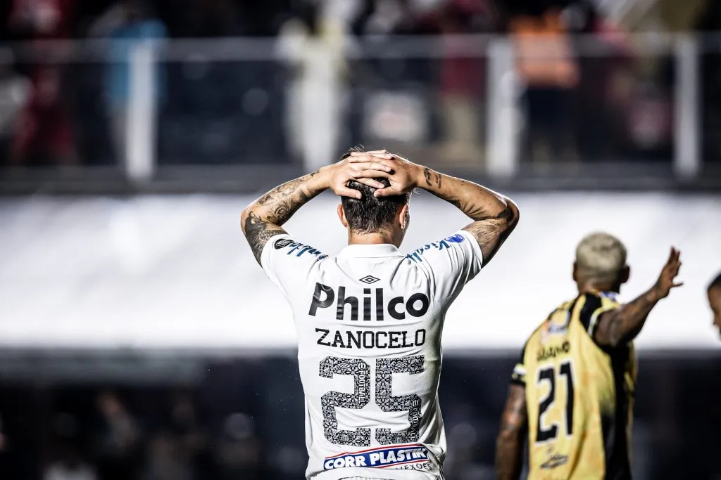 SP – Santos – 06/07/2022 – COPA SUL-AMERICANA 2022, SANTOS X DEPORTIVO TACHIRA – Vinicius Zanocelo jogador do Santos lamenta chance perdida durante partida contra o Deportivo Tachira no estadio Vila Belmiro pelo campeonato Copa Sul-Americana 2022. Foto: Raul Baretta/AGIF