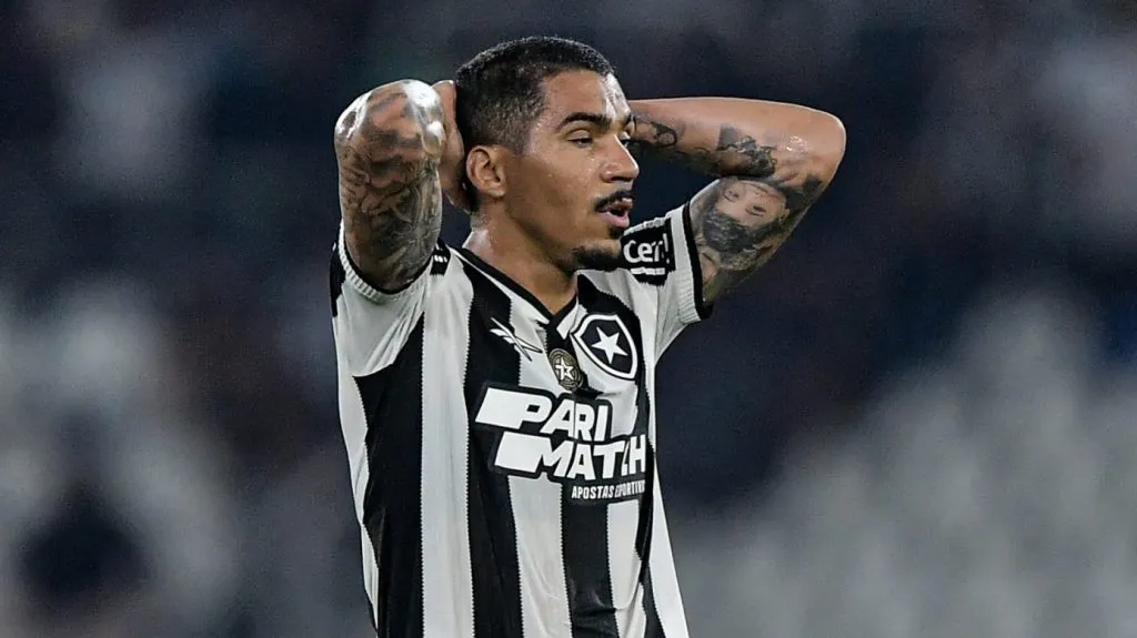 Allan, volante do Botafogo. Foto: Thiago Ribeiro/AGIF